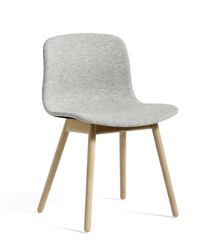 About A Chair AAC13 Stuhl von Hay mit grauem Stoffbezug und Holzbeinen.